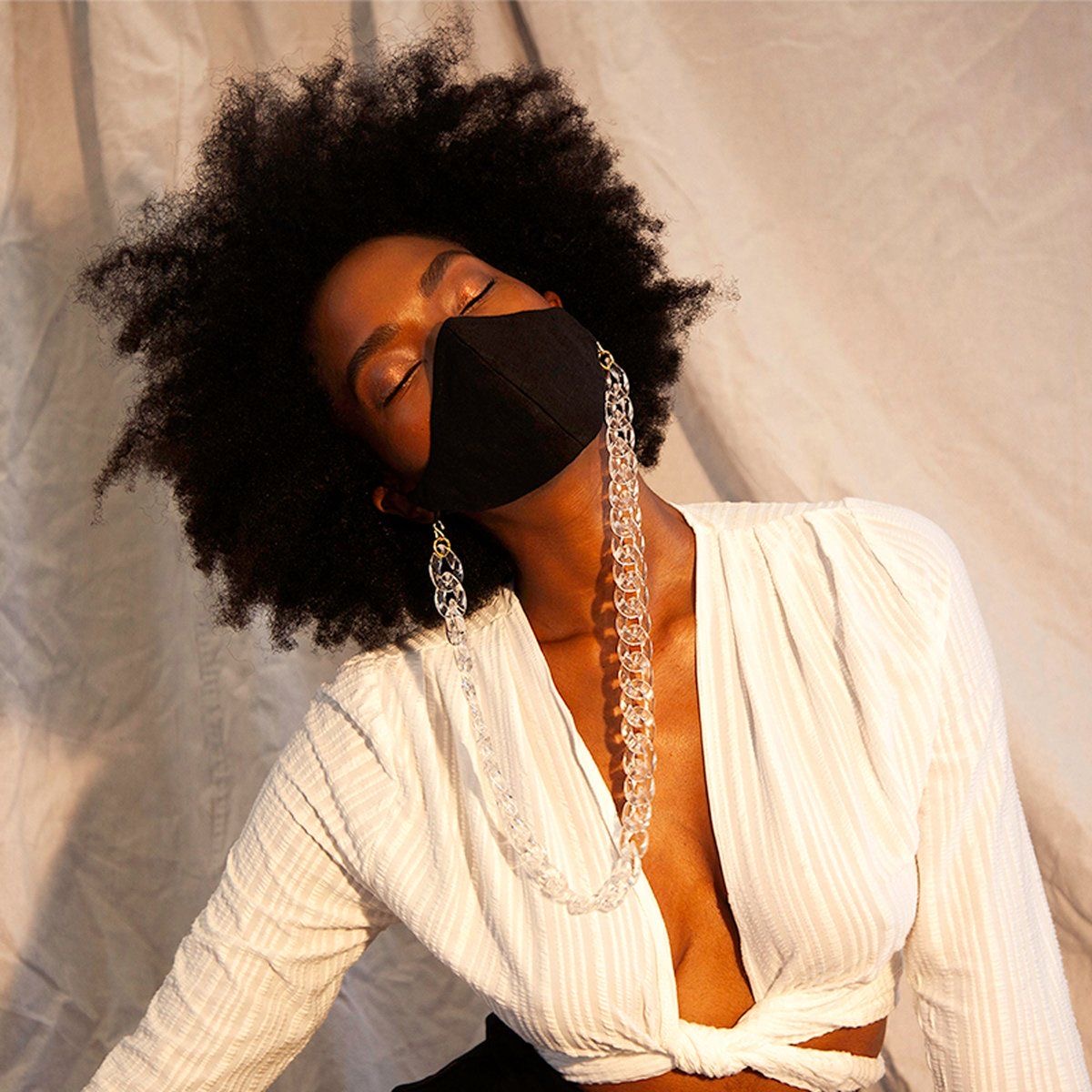 девушка в маске