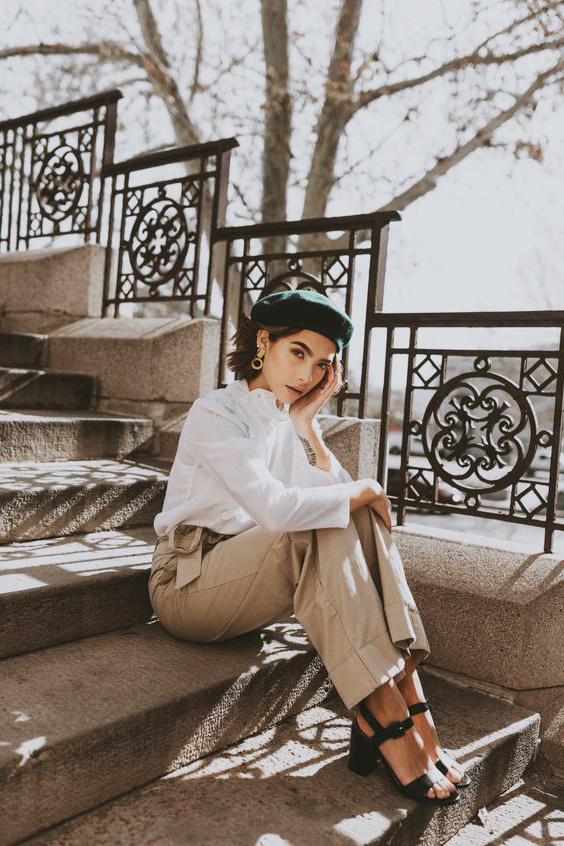 девушка на лестнице