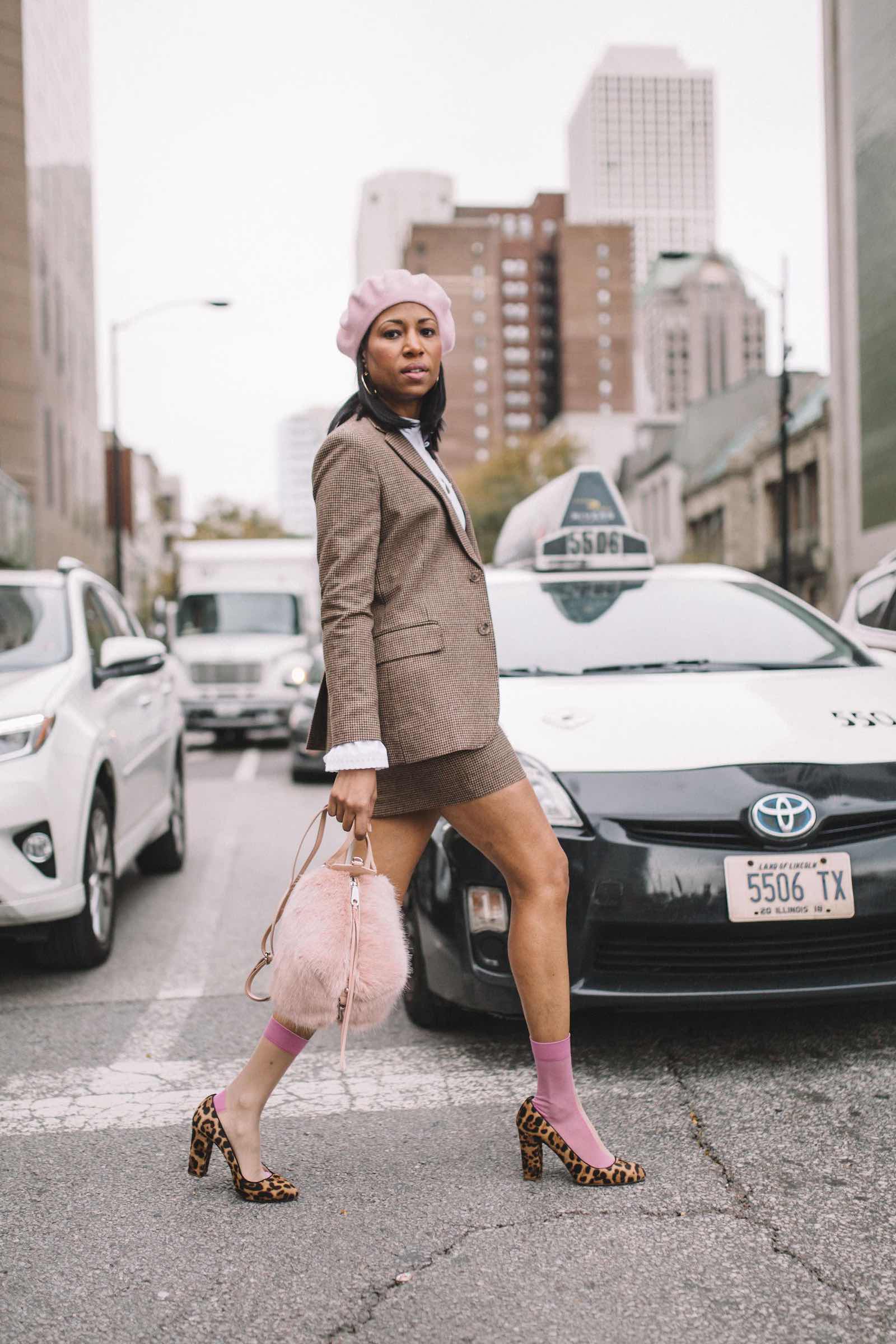 девушка на дороге