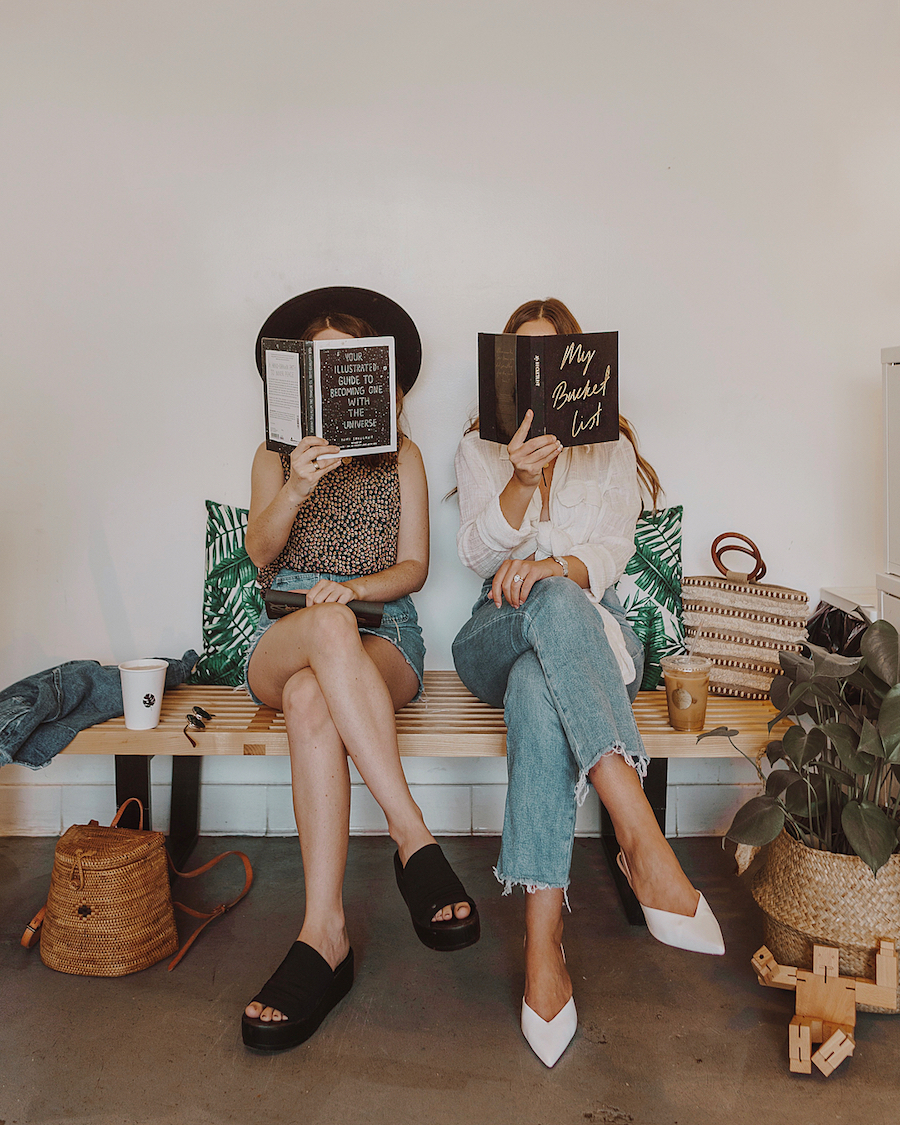 девушки читают