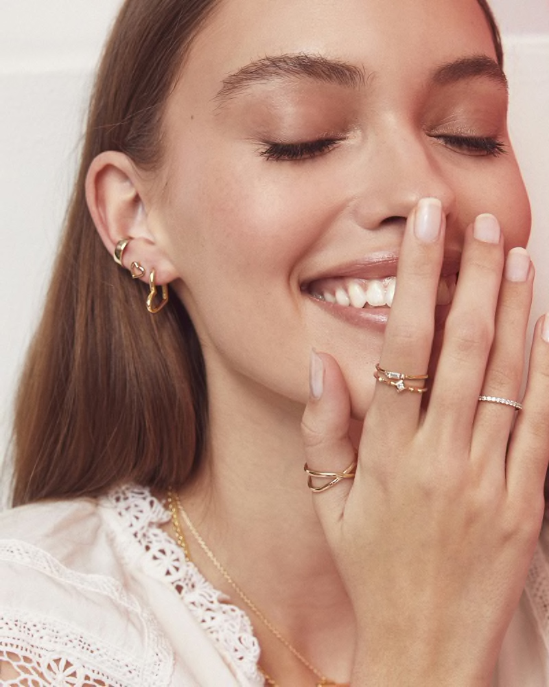 девушка с украшениями