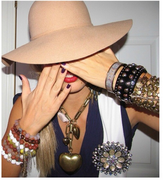 образ с шляпой и браслетами