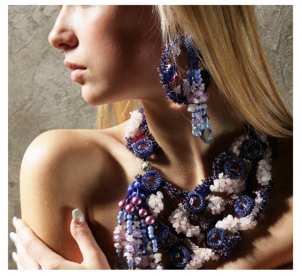 лук с серьгами и подвеской