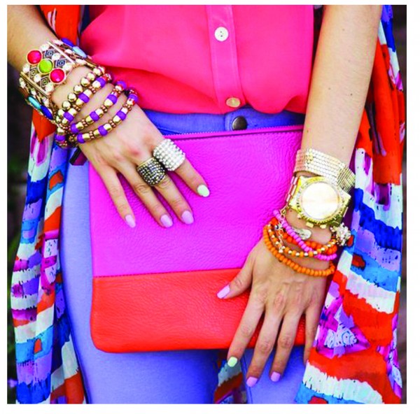 образ с аксессуарами колор-блокинг