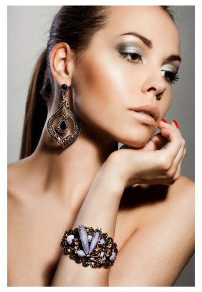 образ с серьгами и браслетом