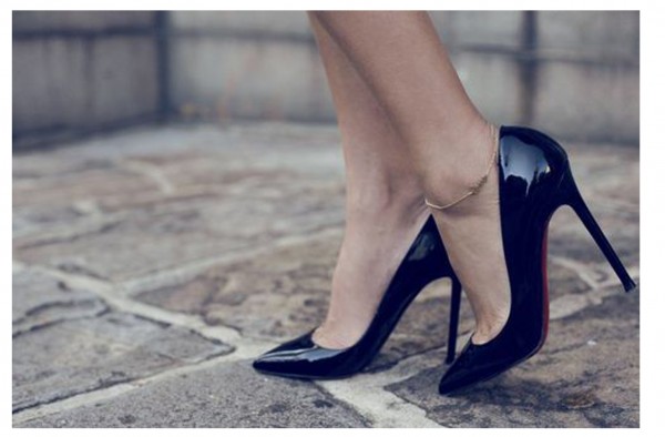 ножной браслет в деловом образе