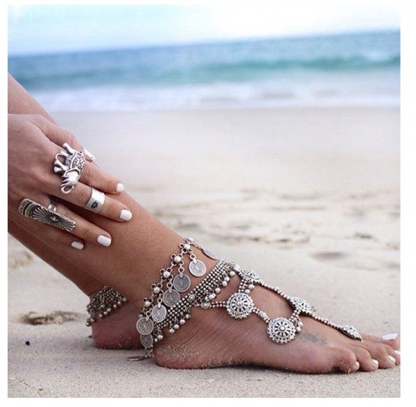ножные браслеты на пляже