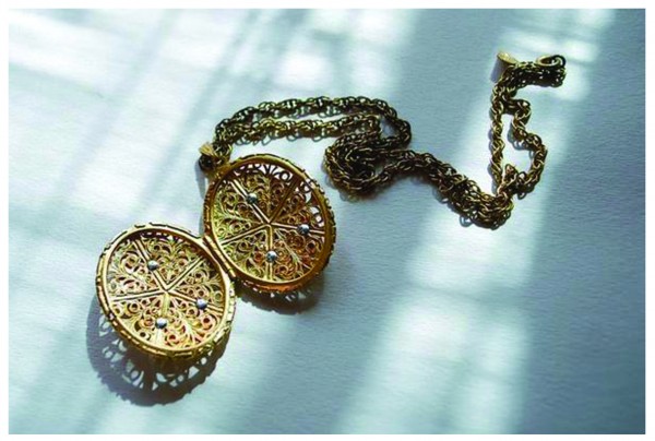старинная подвеска с открывающимся медальоном