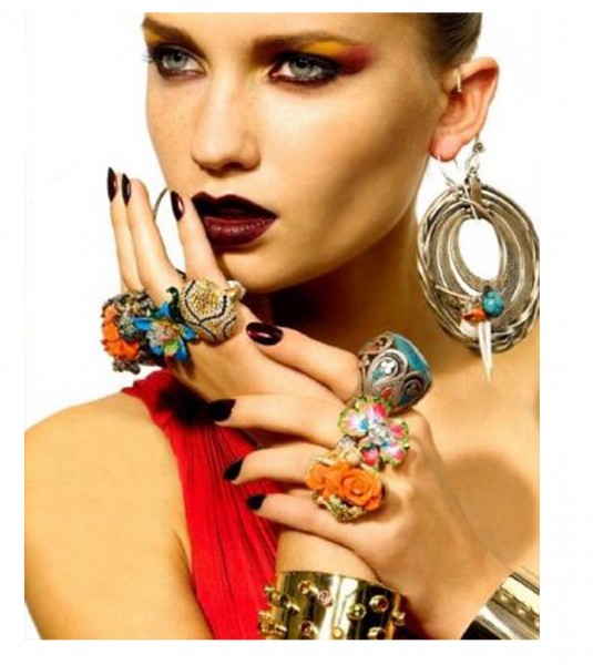 образ с сочетанием стилей бижутерии