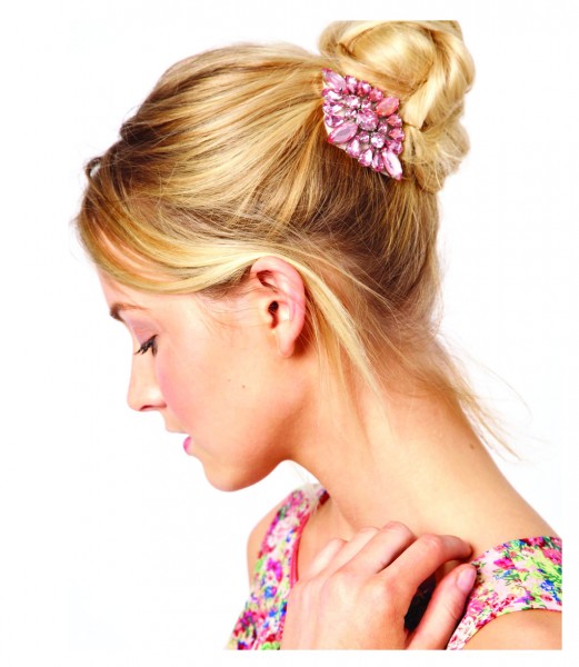 заколка брошь на светлых волосах