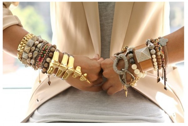 сочетание браслетов на руках