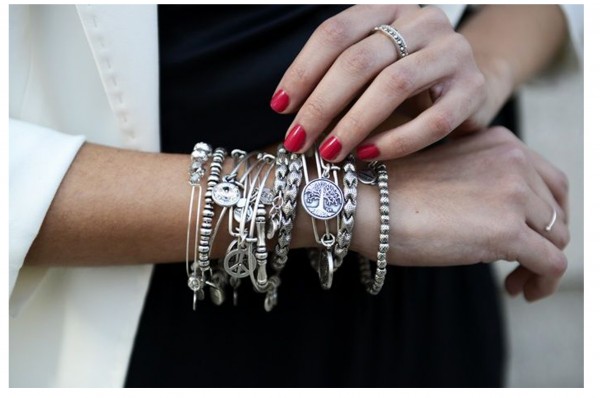 браслеты в сочетании с короткими рукавами