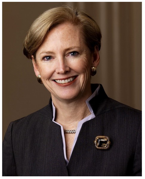 подвеска с женским костюмом