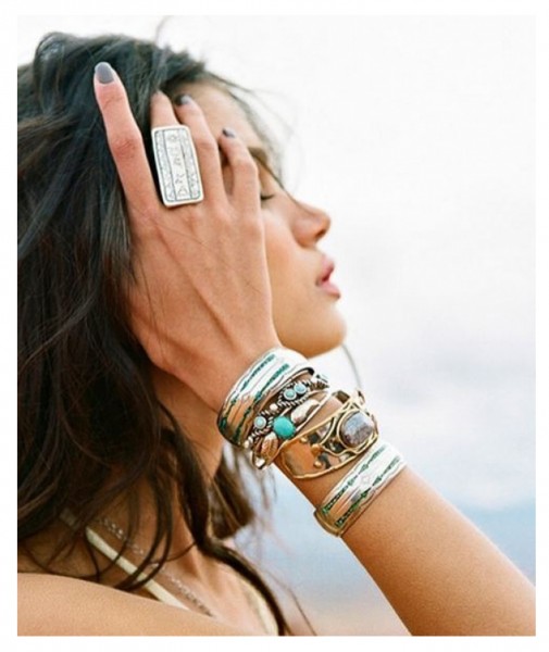 лук с браслетами и кольцом