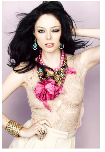 образ с массивными украшениями