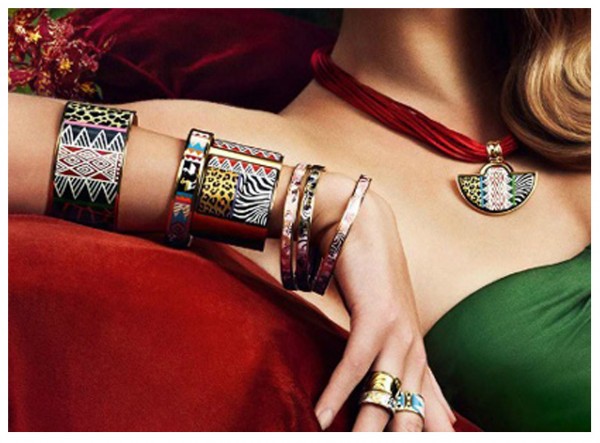 образ с украшениями из эмали