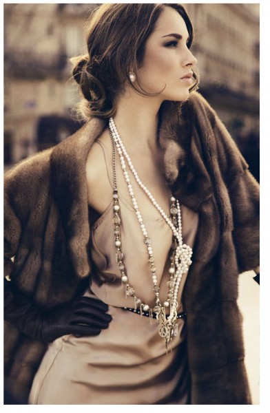 современный образ с винтажными украшениями