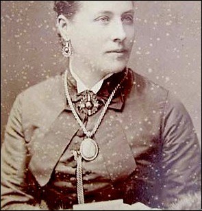 старая фотография дамы с винтажными украшениями