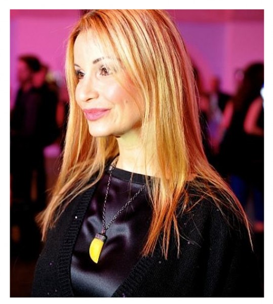 кулон с янтарем на модели