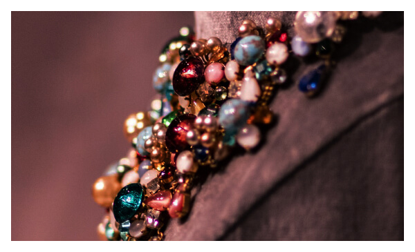 массивное колье с камнями