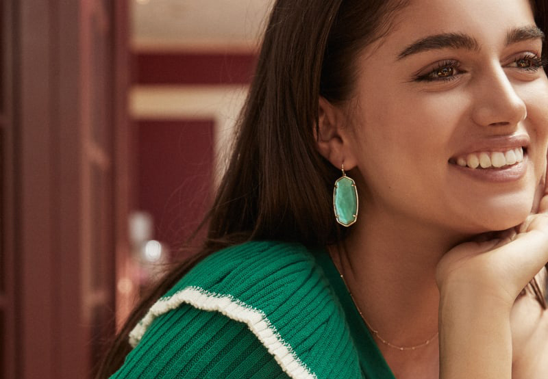 образ с серьгами и цирконом