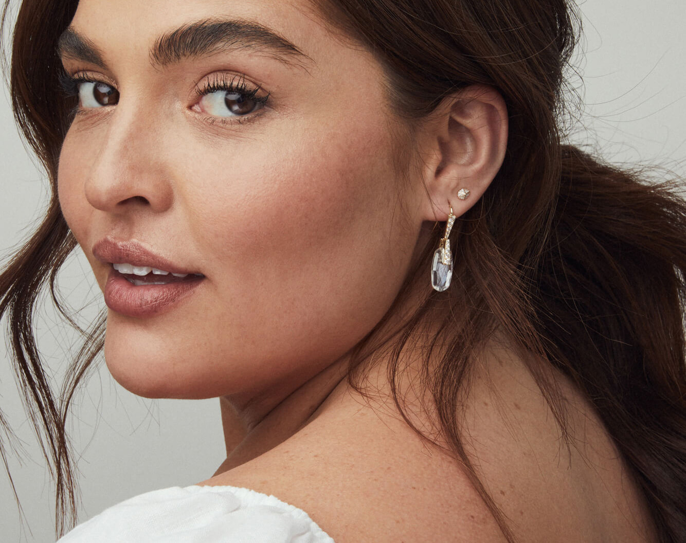 образ с серьгами и фианитом